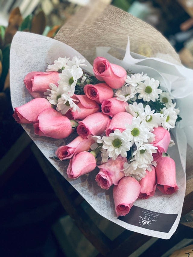 Pink roses with daisy bouquet